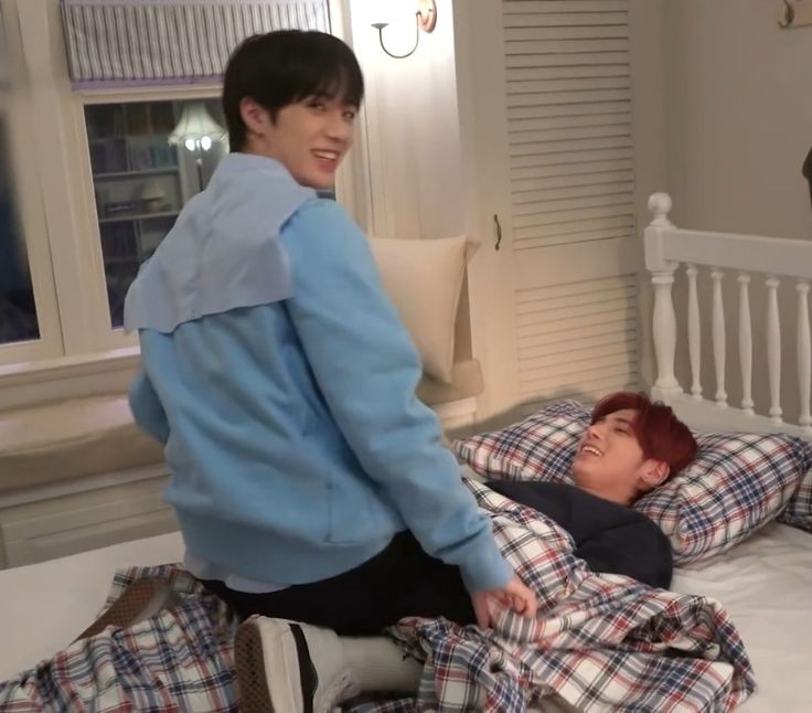 Choi5_53pm's tweet photo. Who knew that the Kang Taehyun is so clingy :( he's so cute I wanna suffocate him. I love you Tyun https://t.co/TRdZv0bYo1