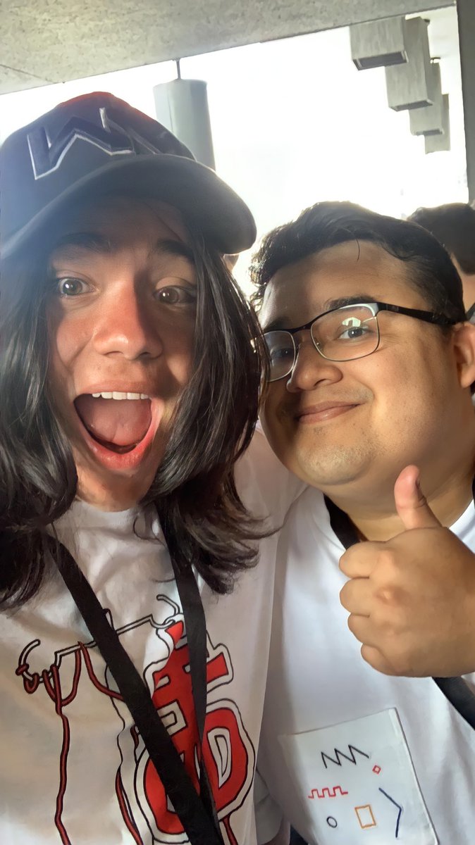 TakerMetal's tweet photo. Me encontré a este agradable sujeto en la calle, se acercó a mí y me pidió amablemente esta foto, no llevaba consigo su celular, por lo que decidí tomarla yo. Al terminar me miró a los ojos, sonrió y con un tono muy suave me dijo “de nada” y se marchó. 🤨 https://t.co/wDapkuwJ9c