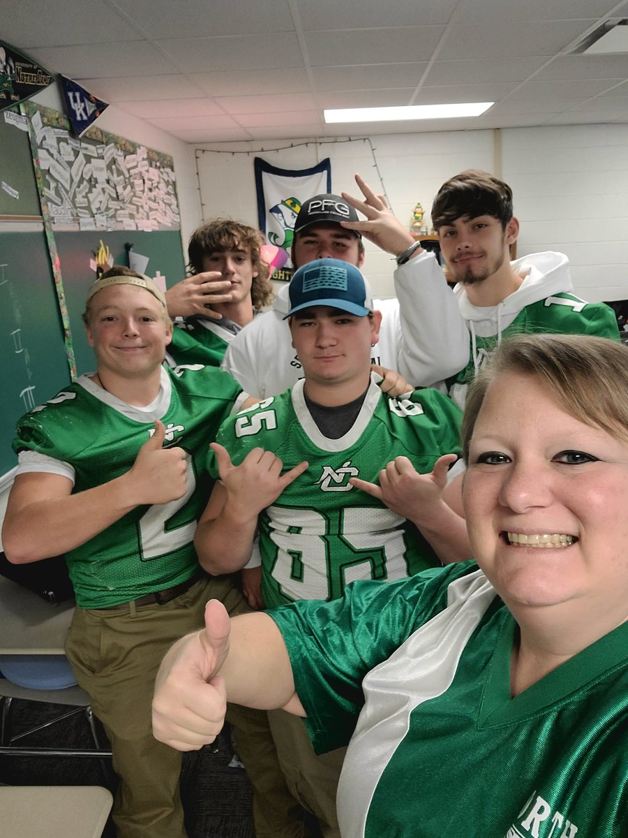 AwesomeAsche's tweet photo. Good luck, Thunderbird Football! Bring home that Regional title! 💚🏈💚 https://t.co/Y6X0LIUVY3