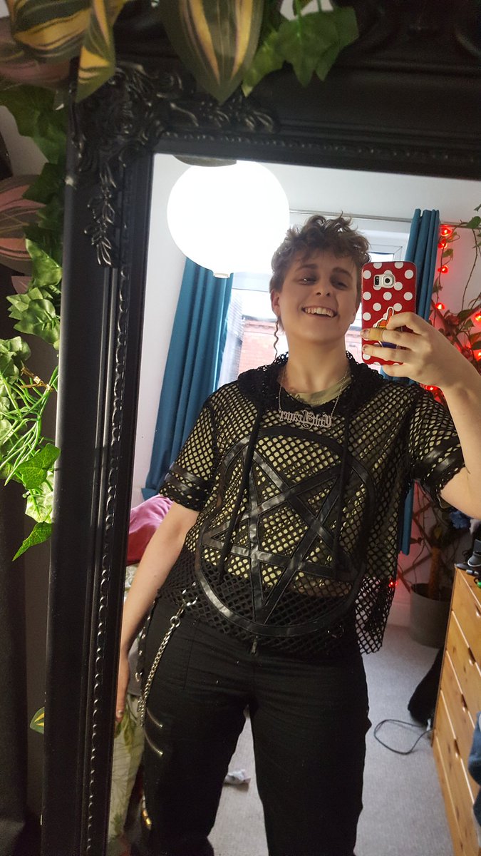 GoodAndChaotic's tweet photo. first time going 'out out' in ages and I'm actually so hype wtf. Also I look hot. TO THE GOTH BAR #PitAndPendulum #goth #vampaesthetic #villainarc https://t.co/ZsGH98beEw