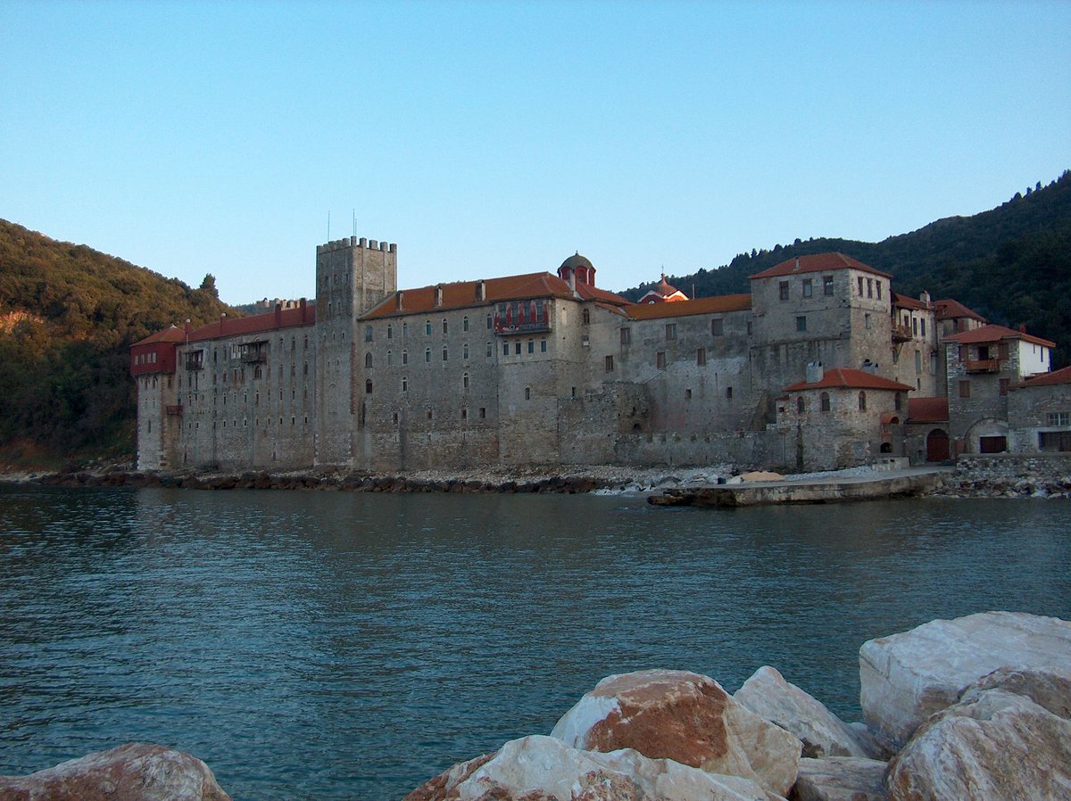 CasaLettori's tweet photo. Puoi dimenticare la persona con cui hai riso, 

mai quella con cui hai pianto

Gibran

Monastero di Esfigménu sul Monte Athos

#CasaLettori https://t.co/qD1GEr5Z4Z