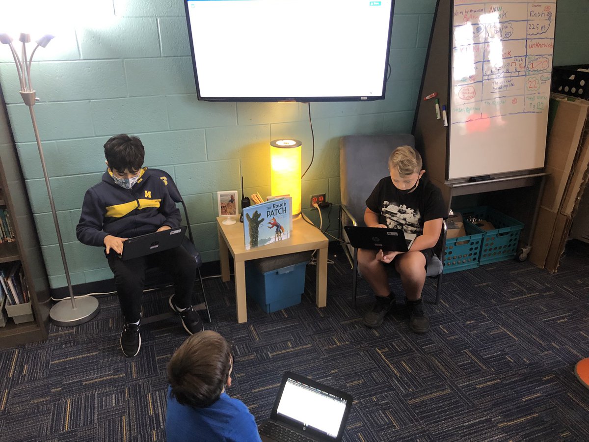 MrSpicerTweets's tweet photo. Sharing out our personal narratives today for some group feedback. Reading the narratives out loud and actually seeing the text is helping us give pointed feedback to our peers. #HeritageLearn #SASCompass #FeedbackCircles #PositiveCommunicator https://t.co/mUsY07vRzW