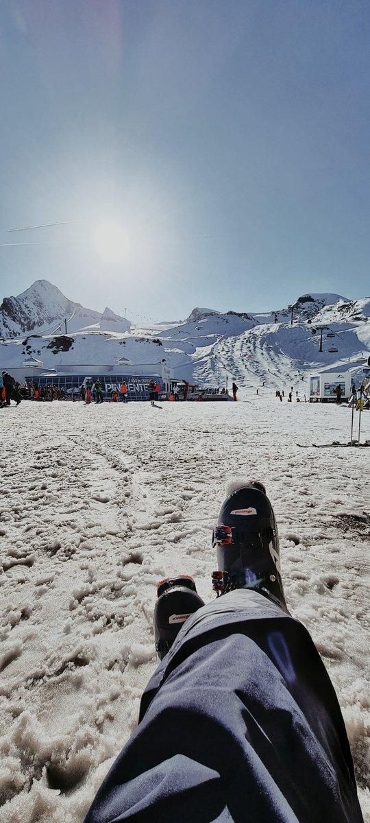 kas_ski's tweet photo. Takie tam na początek weekendu 😃❄⛷🇦🇹
#skiing #loveit #happy #niewracamy #snow #listopad #narty #tourtheski #feelaustria #kitzsteinhorn #alps #Austria https://t.co/1xAdZEtKhN
