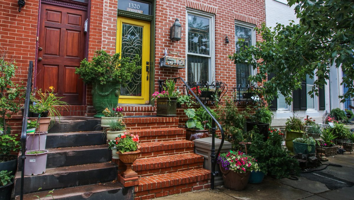 LiveBaltimore's tweet photo. Union Square is a historic neighborhood in #SoWeBo marked by pre- and post-Civil War architecture, period street lamps, brick sidewalks and stately homes. Read more about it at https://t.co/wlEHoqQCSn. #iheartcitylife https://t.co/5oK3e5GiPa