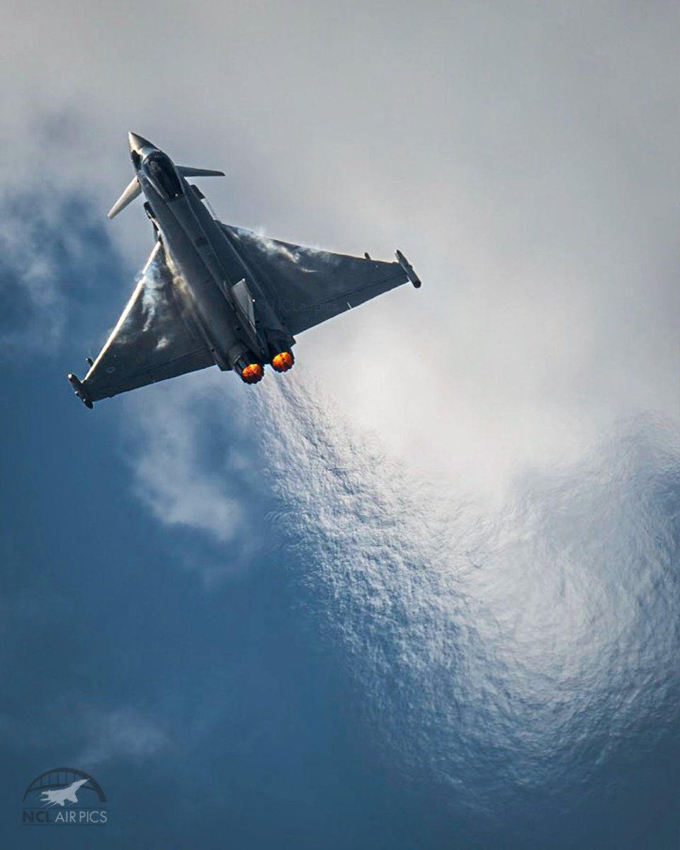 NCLairpics's tweet photo. 🔥☁️ @RAFConingsby @RAFTyphoonTeam @TyphoonDisplay Blasting away into the atmosphere in the @eurofighter Typhoon @BAESystemsAir #PhoonFriday #avgeek #aviation https://t.co/7DlnRVyf5A