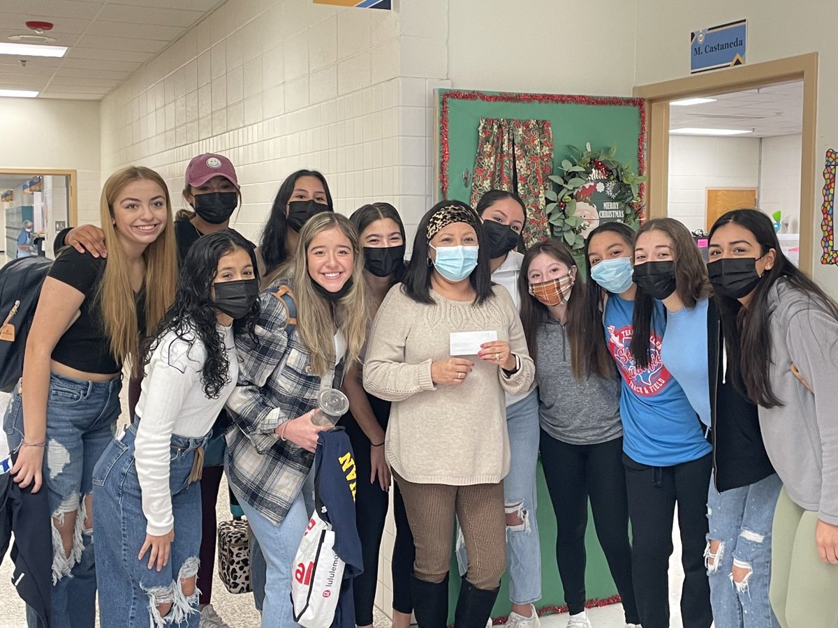 MemorialMcallen's tweet photo. Being part of a team is more than just wins and losses. Today the Memorial Volleyball Team was able to present a teacher/coach at Memorial who is currently battling breast cancer. Know that we love and support you! #District4acure #dig4acure #mustangvolleyball #mustangpride https://t.co/zsBvpQ0Oty