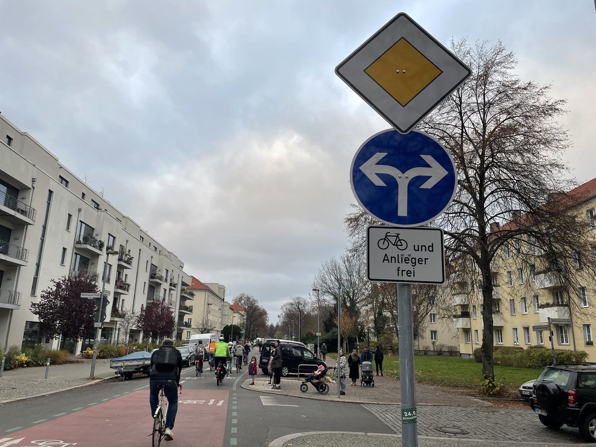 BikerPankow's tweet image. Viel neue Straßenmalerei in der #Ossietzkystraße #Pankow. Und noch mehr Schilder. Kommt nun der #Modalfilter oder nicht?