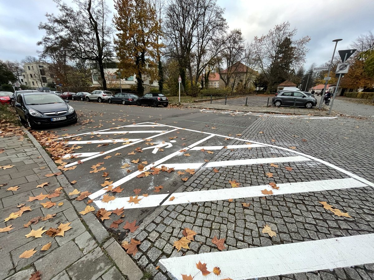 BikerPankow's tweet image. Viel neue Straßenmalerei in der #Ossietzkystraße #Pankow. Und noch mehr Schilder. Kommt nun der #Modalfilter oder nicht?
