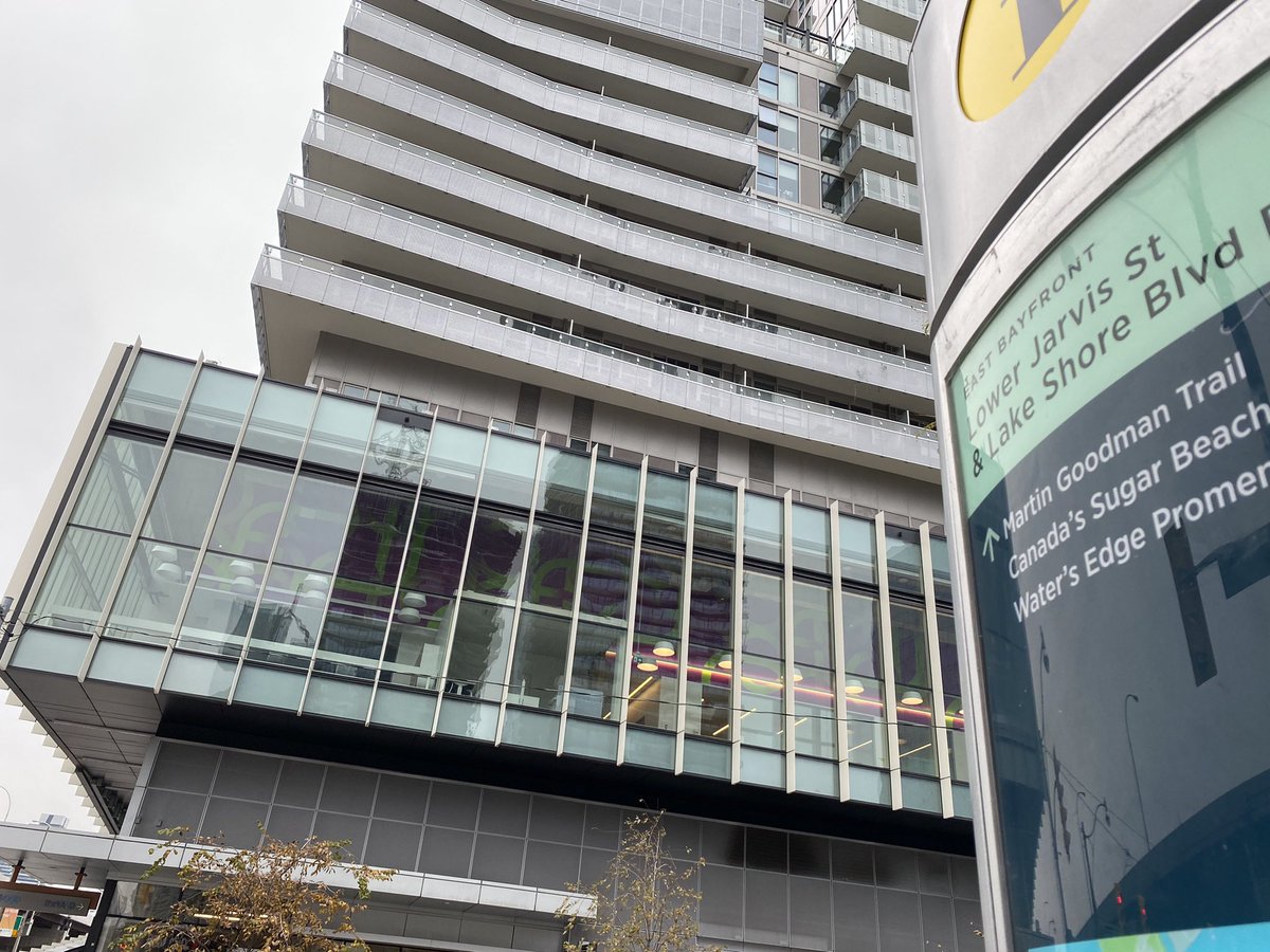 ONfr_TFO's tweet photo. Jour d’inauguration à l’@universiteON en présence des ministres @GinettePT @C_Mulroney @JillDunlop1. L’institution franco-torontoise a ouvert ses portes en septembre #onfr #tofr https://t.co/jGIZANsaaB