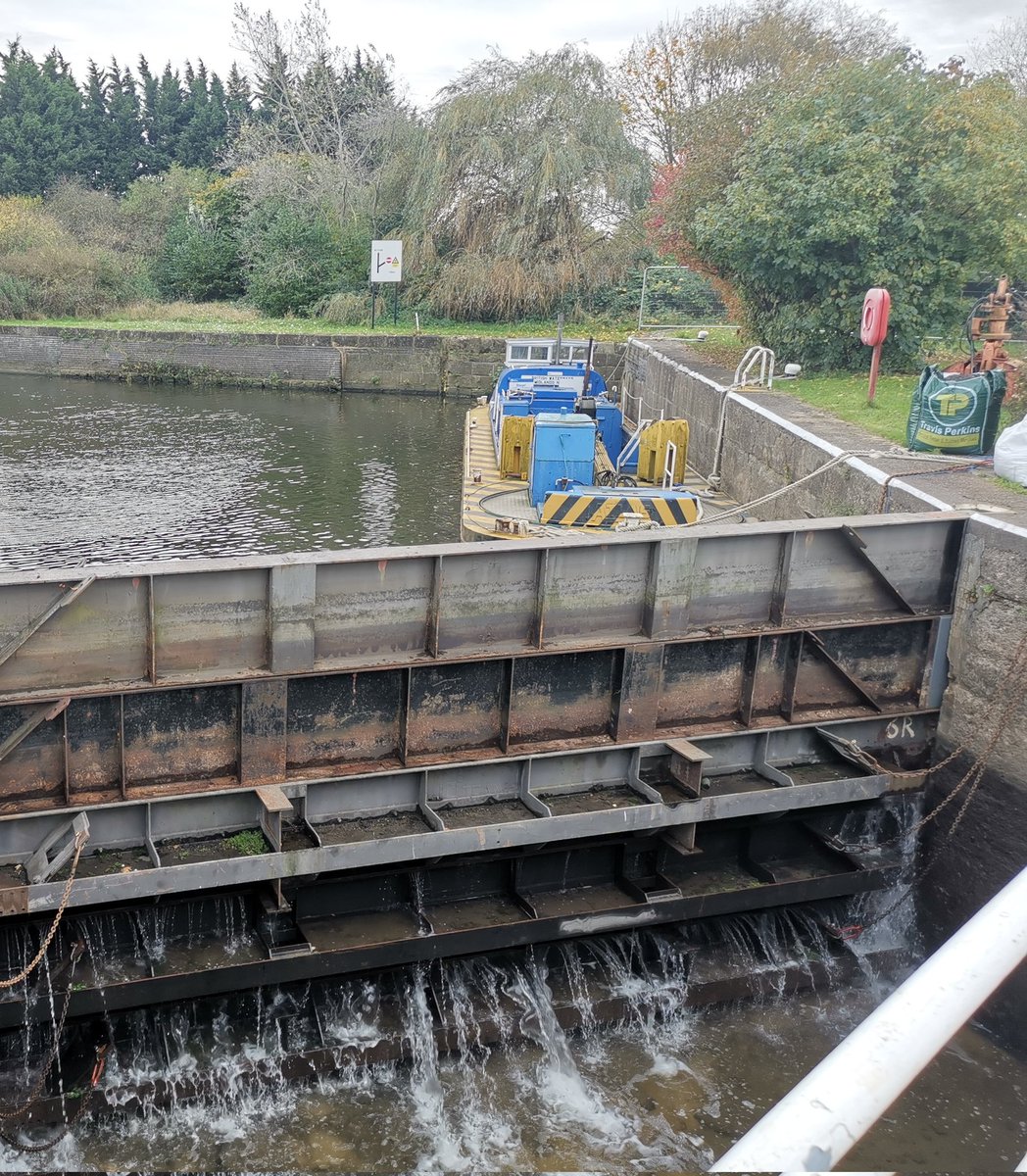 Been at Nether Lock on the #RiverTrent today with our diving contractor. Divers have been assisting our local team to install the huge stop planks ahead of our winter stoppage where lock repairs will take place 👌🏼👍🏽😁 <a href="/CRTEastMidlands/">Canal & River Trust East Midlands</a>