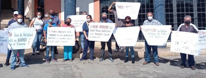 eldiario's tweet photo. #12Nov | El Frente Amplio de Guárico (@FAVLGuarico) realizó un "pancartazo" y entregó un documento en la Defensoría del Pueblo de San Juan de Los Morros, para denunciar la crisis de salud en la entidad. https://t.co/LVtSL52zEf