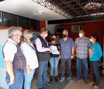 eldiario's tweet photo. #12Nov | El Frente Amplio de Guárico (@FAVLGuarico) realizó un "pancartazo" y entregó un documento en la Defensoría del Pueblo de San Juan de Los Morros, para denunciar la crisis de salud en la entidad. https://t.co/LVtSL52zEf