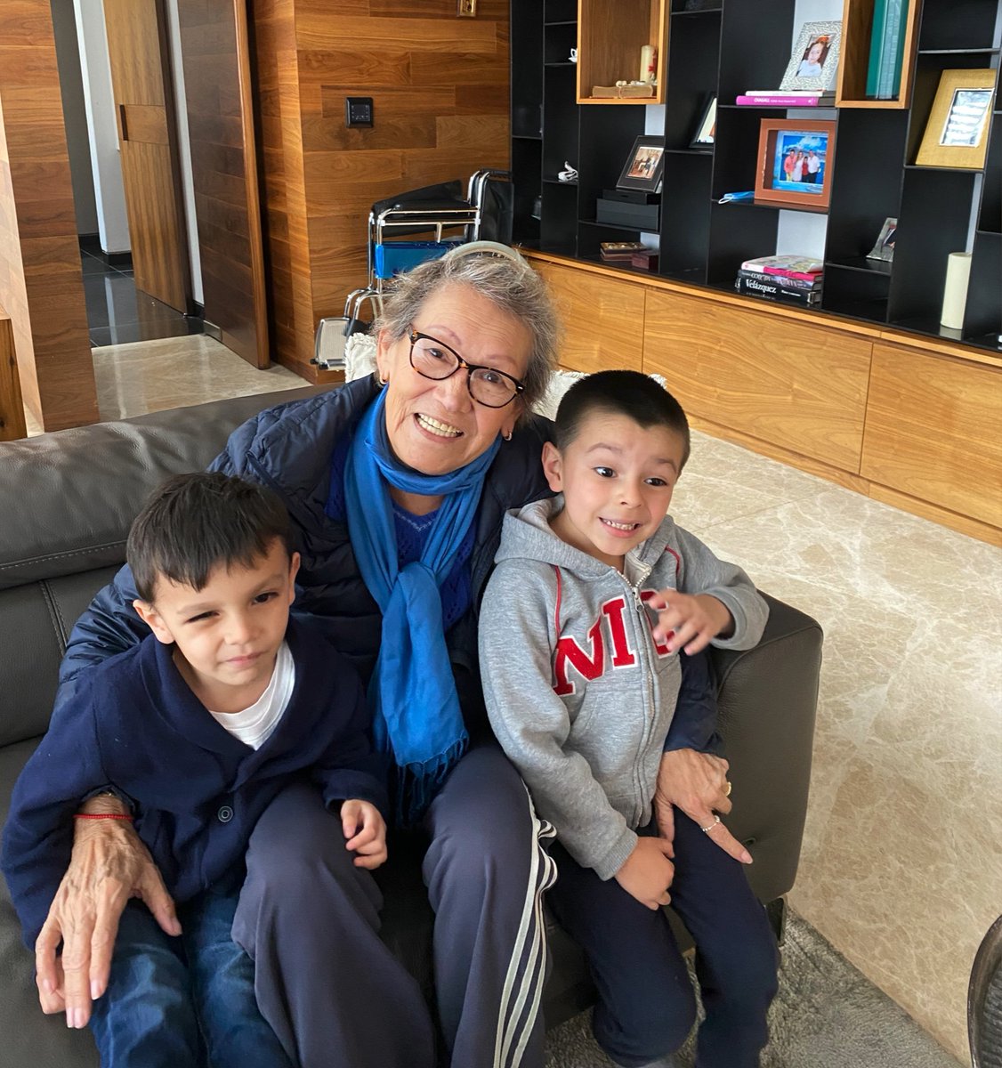 Karlabcr's tweet photo. Me costó mucho aceptar que ya no estás. Pero se que estás en un lugar mejor y estás de nuevo con el amor de tu vida. #teamo #tata https://t.co/ZIrC33yraC