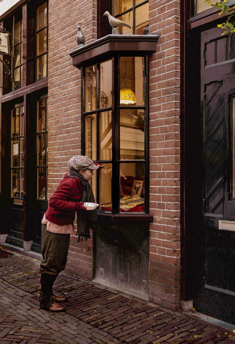 Dat het anders zou worden dit jaar, stond vast. Een Dickens Walk, die bezoekers door vier verhalen in een magisch hoorspel zal leiden. We hopen dat dit scenario na vanavond overeind zal blijven. 

#dickensbeleving #dickensfestijn #dickensmeteentwist #charlesdickens #olivertwist