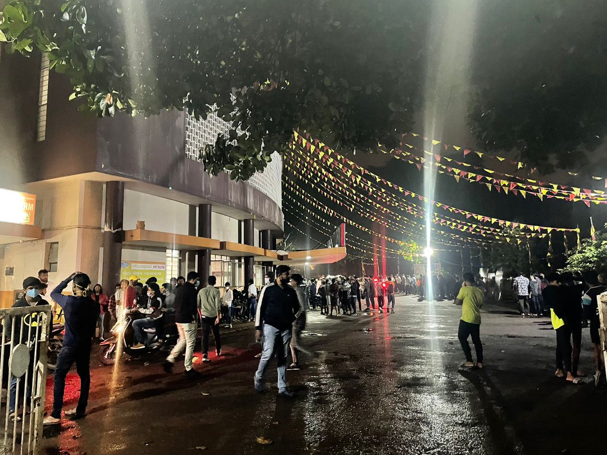 DulquerTrends_'s tweet photo. Night Show Crowd 🔥

@dulQuer @KurupMovie
#DulquerSalmaan #Kurup #KurupReview https://t.co/q6CWLsKTA2