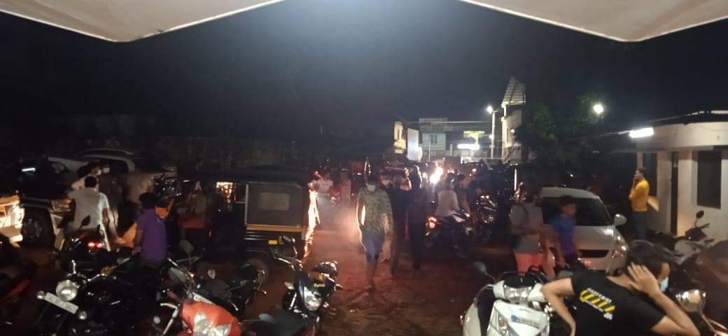 DulquerTrends_'s tweet photo. Night Show Crowd 🔥

@dulQuer @KurupMovie
#DulquerSalmaan #Kurup #KurupReview https://t.co/q6CWLsKTA2