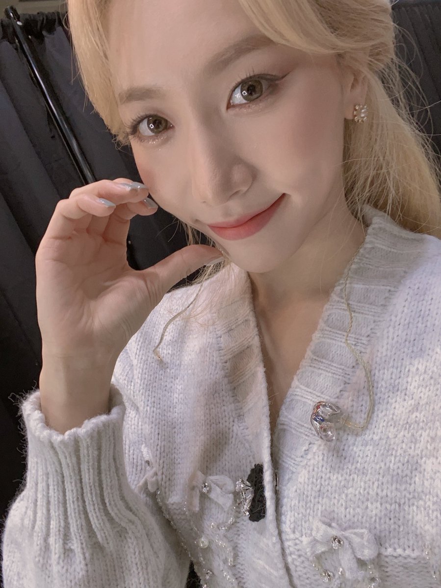 officialLABOUM's tweet photo. [#소연]

세상에서 제일 예쁜 하트 받아요 라떼❣

#LABOUM #BLOSSOM 
#키스키스 #KissKiss
#다시_만나_설레게_해 https://t.co/mvup76eqb9