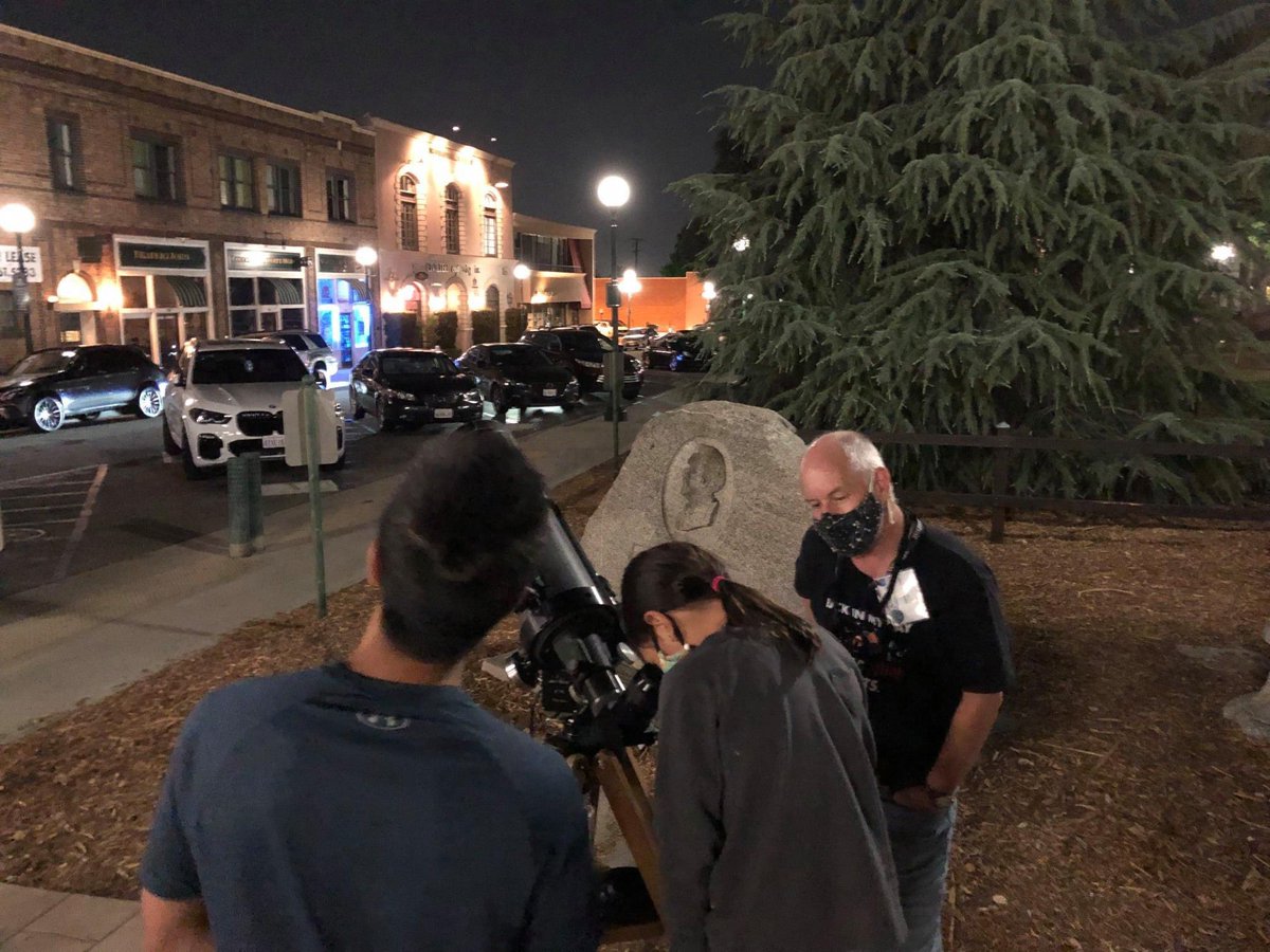 MonroviaCA's tweet photo. 🔭 Stop by the corner of Myrtle Avenue &amp; Lime Avenue on Saturday, November 13, and join the Old Town Sidewalk Astronomers to possibly see: 🌖the Moon, Venus, Jupiter &amp; Saturn 🪐 https://t.co/lHjC9azriE