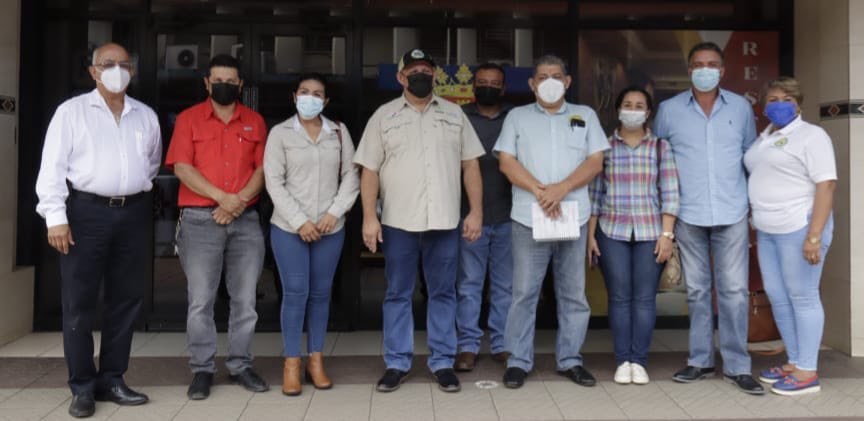 IPACOOP's tweet photo. #Chiriquí l El Director Ejecutivo del #IPACOOP, Edwin Navarro, inició la gira de trabajo en la provincia de Chiriquí reuniéndose con el grupo en formación Productores Agropecuarios de Tierras Altas (DEMIFINCA), encabezado por su Presidenta, Cristel Caballero. https://t.co/dslCeEz3of