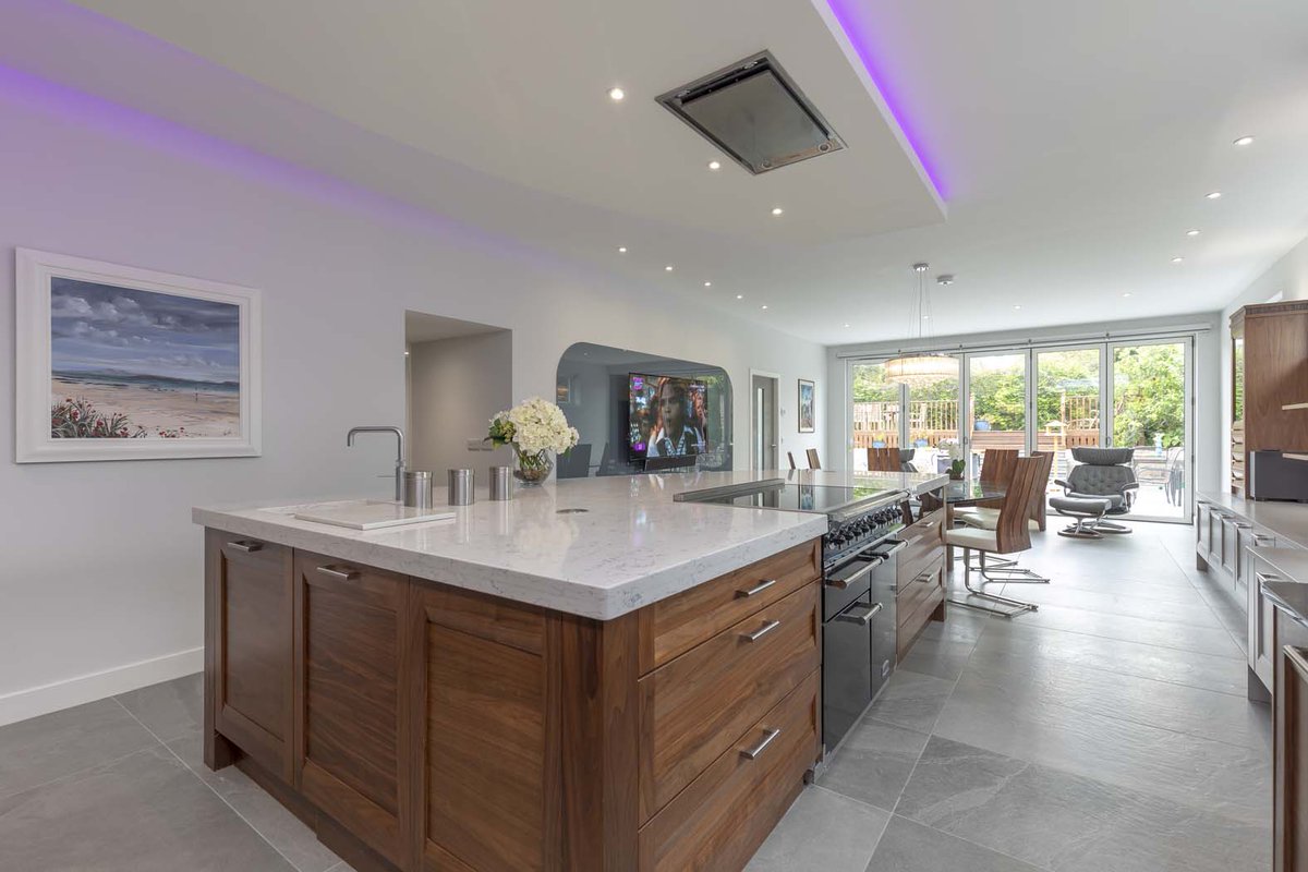 kitchensint's tweet photo. November's #kitchenofthemonth is a lovely warming, homely kitchen in wood. Featuring @stonehamkitchen  Kitchens American Walnut with hi-tech @siemenshomeuk  appliances it provides ample dining, extensive cooking area and is the perfect room for relaxing in. 
#KitchenDesign https://t.co/d3SFx17OeU