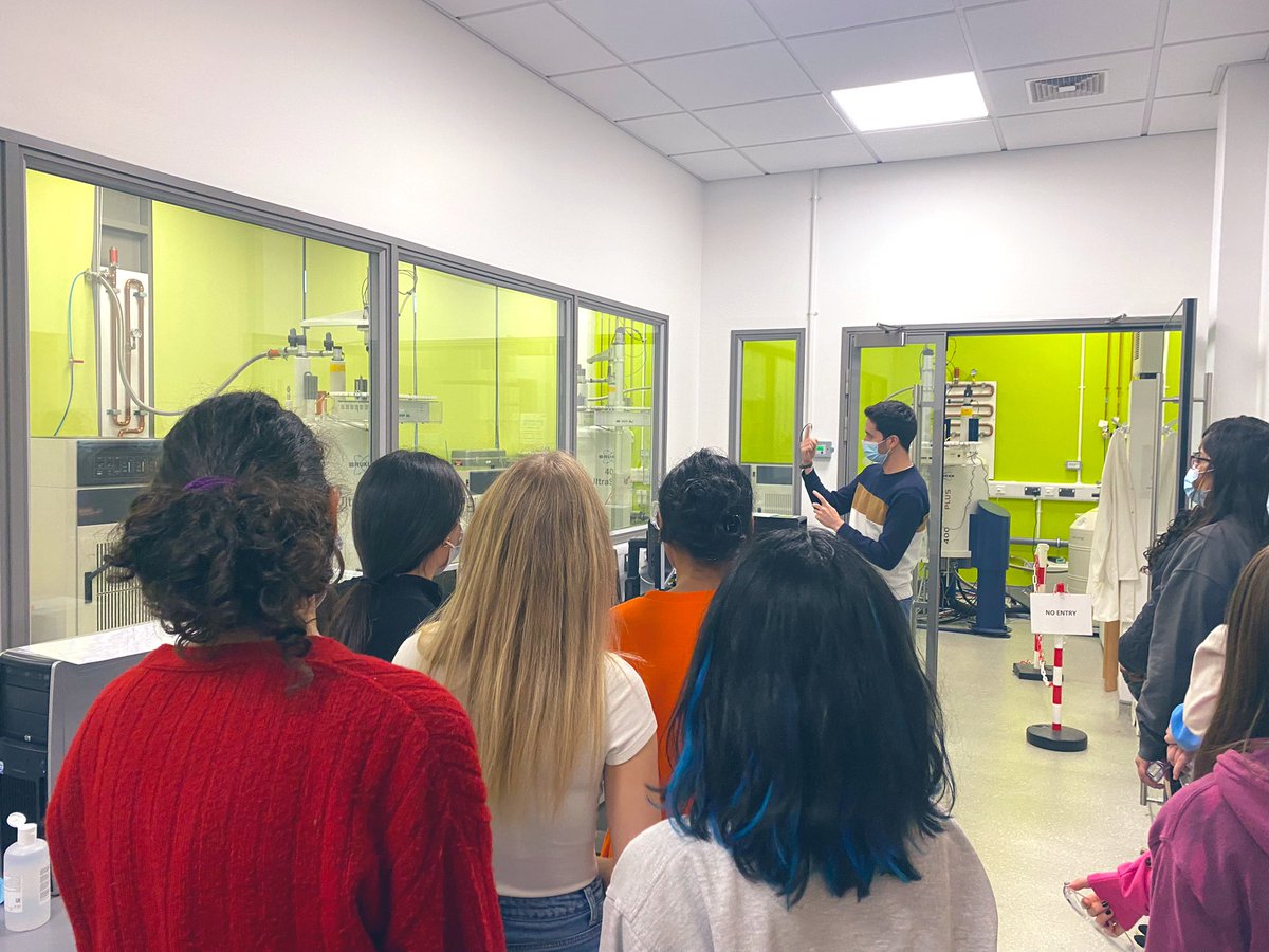 NGHS_Chem's tweet photo. Our y13 chemists really enjoyed their afternoon out this week @ChemistryUoN putting their A level chemistry into practice by trying out infrared spectroscopy and seeing how a real mass spectrometer works! What a great experience for our students 😀 https://t.co/vggJM6VpS0