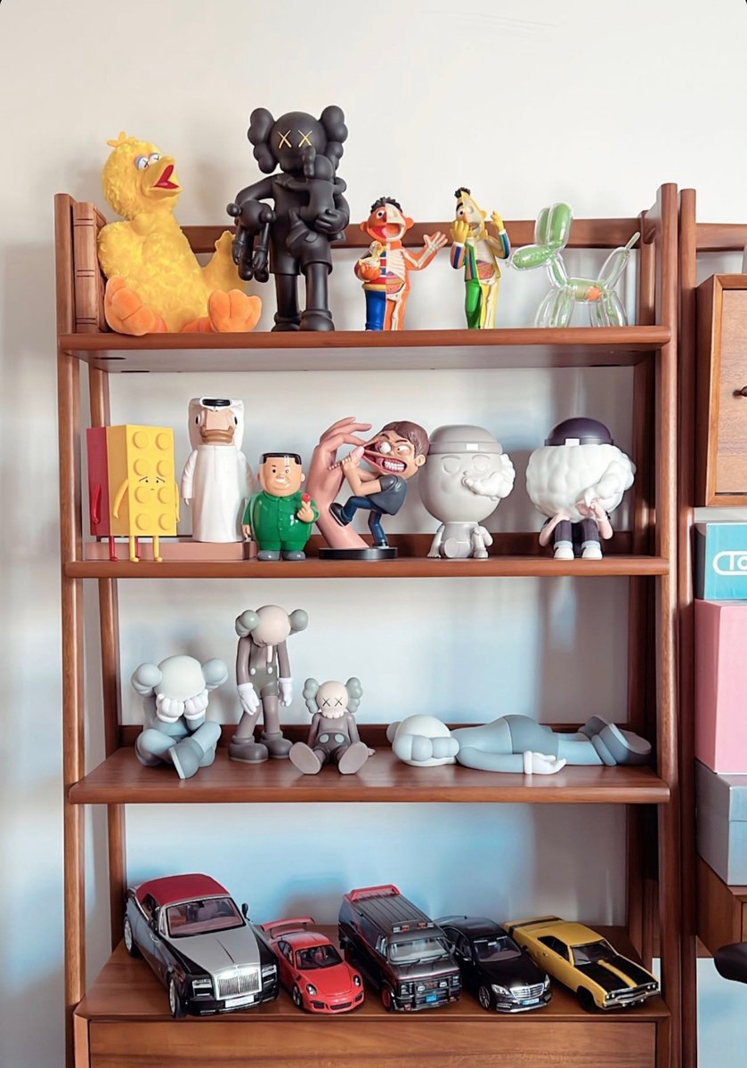 manna3i's tweet image. Always great seeing my toys in people's collection! Mr Hamoor is looking great next to some amazing designs including KAWS 😍