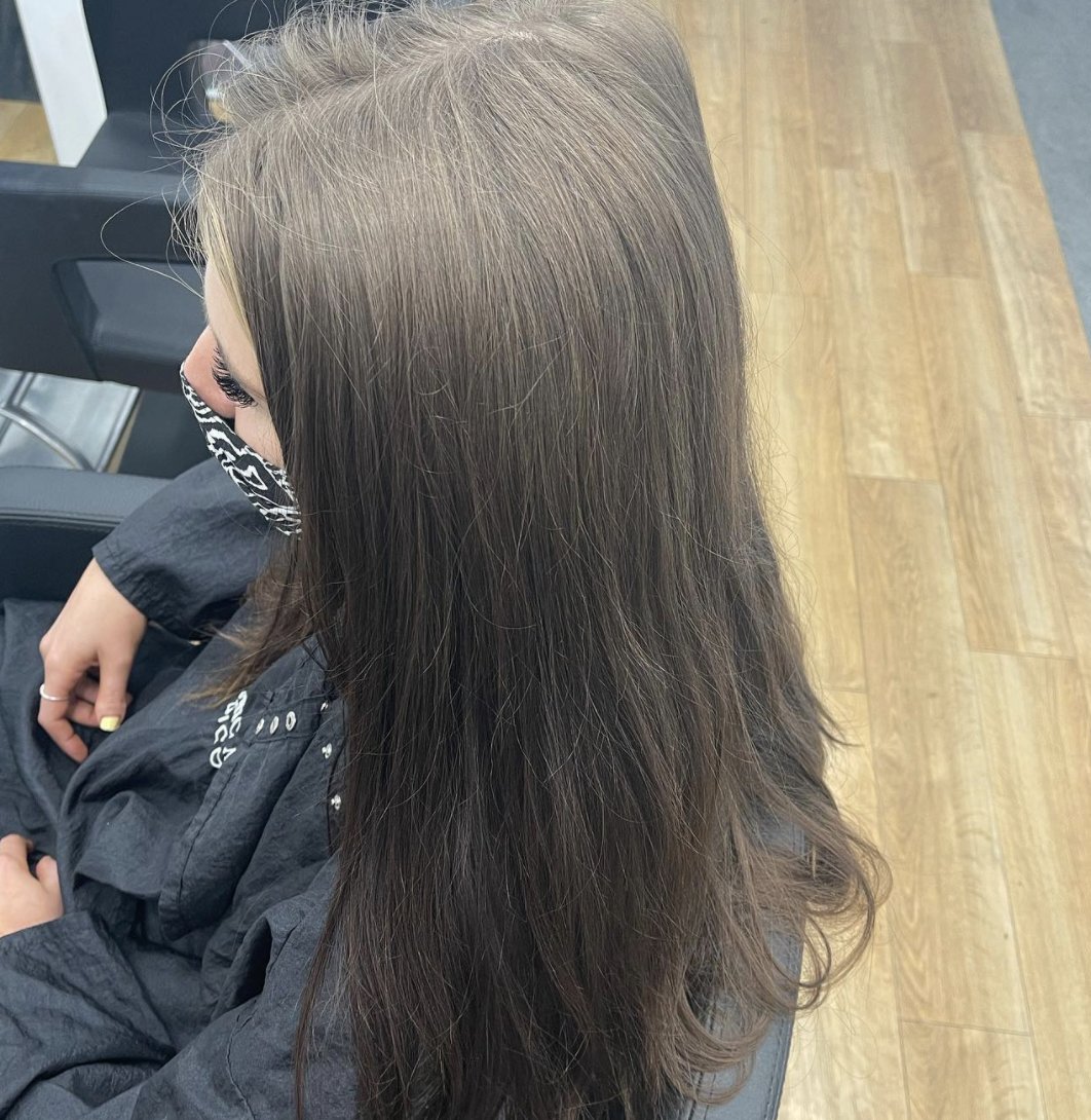 Tranformation ✂️🤎
Our client opted for a new style today in our Bracknell salon, taking her long locks to a mid length style, with added baby lights around the face to highlight her complexion. 

Our stylists are always on hand to help with transformations.