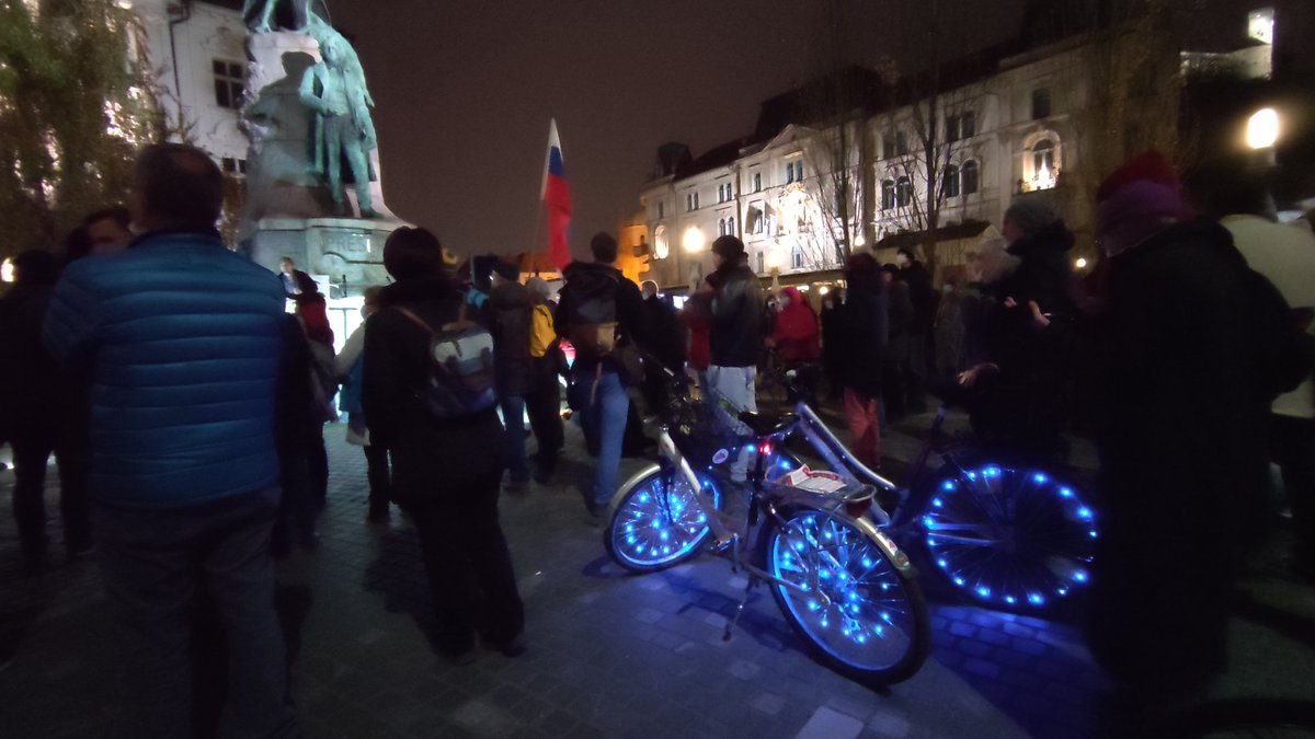 kosmacg's tweet photo. Jenull: Politične stranke bodo morale slišati glas ljudstva. Jani Kovačič: Verjetno bomo dosegli 100 srečanj, če bo šlo tako naprej.  @rtvslo #petkovprotest https://t.co/A7O8RtPV5s