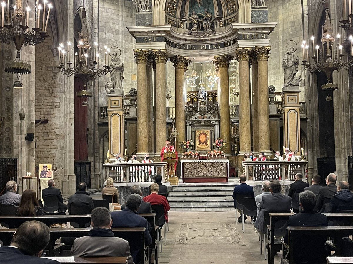basilicastjust's tweet photo. We welcome the Eucharist of the general assembly of #FUCE @IFCUFIUC #basilicasantjust with cardinal #Omella @esglesiabcn https://t.co/UAzpL5FEgi
