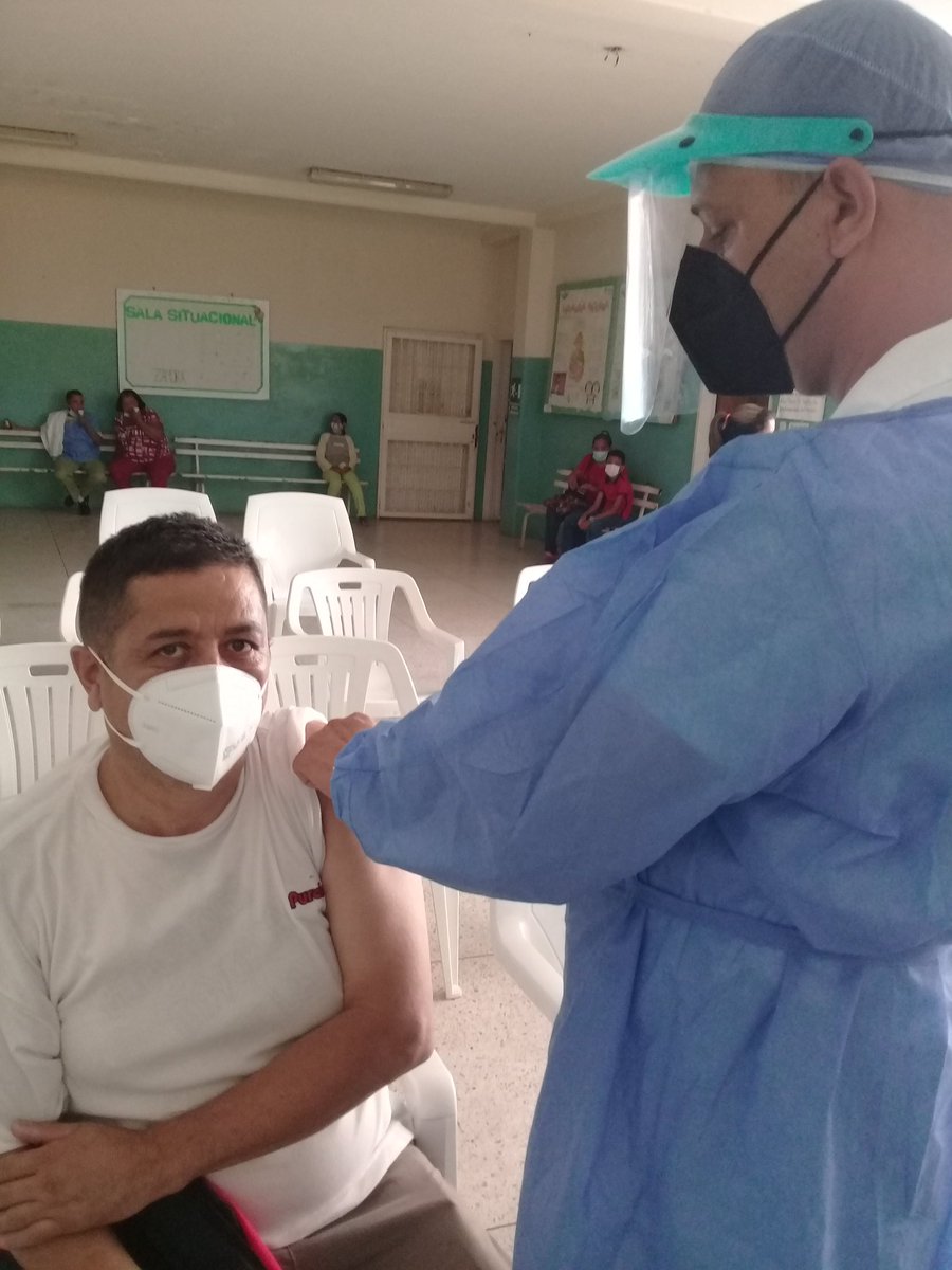 DayanFonseca4's tweet photo. La vacunación constituye una tarea primordial para la Misión Médica Cubana en Venezuela en el enfrentamiento a la pandemia del Covid-19.
#CubaPorLaVida 
#CubaViveyAbraza 
#SomosContinuidad 
@NelaTa83 
@MINSAPCuba 
@unidad_central 
@cubacooperaven https://t.co/gITybCQZ8J