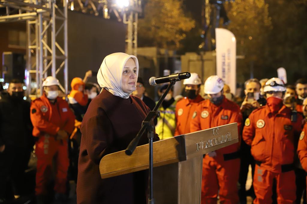 aysekesir's tweet photo. 980 canımızı yitirdiğimiz o 30 saniyenin üstünden 22 yıl geçti. Acıları hala taze, anıları hafızamızda. Hepsine Allah’tan rahmet, ailelerine sabır diliyorum. 

Depremde % 83’ü yıkılan şehrimizin Kent Meydanı’nda 18:57’de kayıplarımızı dualarla andık. Rabbim bir daha yaşatmasın. https://t.co/RkczHLFRaT