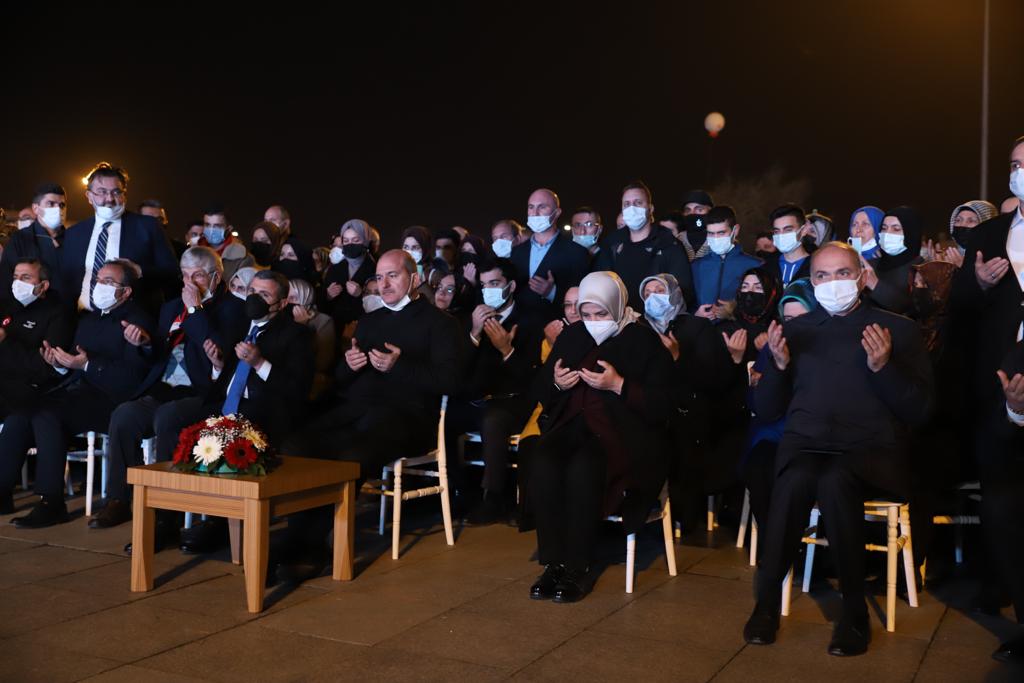 aysekesir's tweet photo. 980 canımızı yitirdiğimiz o 30 saniyenin üstünden 22 yıl geçti. Acıları hala taze, anıları hafızamızda. Hepsine Allah’tan rahmet, ailelerine sabır diliyorum. 

Depremde % 83’ü yıkılan şehrimizin Kent Meydanı’nda 18:57’de kayıplarımızı dualarla andık. Rabbim bir daha yaşatmasın. https://t.co/RkczHLFRaT