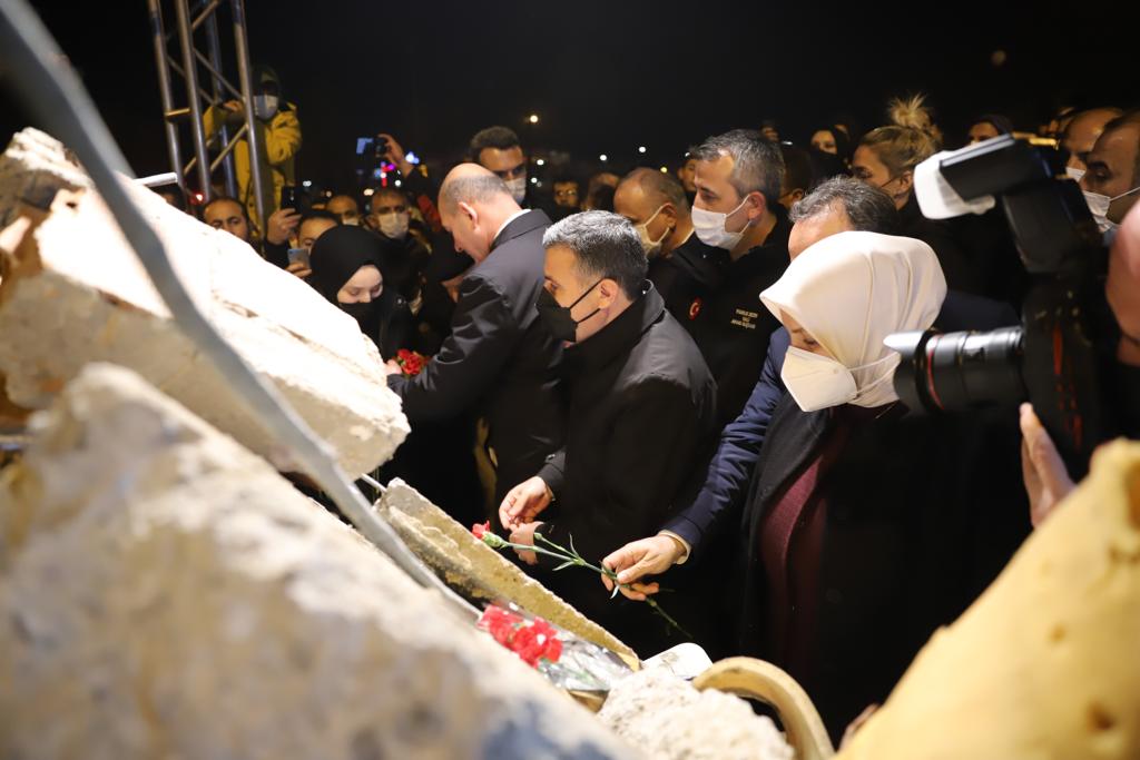 aysekesir's tweet photo. 980 canımızı yitirdiğimiz o 30 saniyenin üstünden 22 yıl geçti. Acıları hala taze, anıları hafızamızda. Hepsine Allah’tan rahmet, ailelerine sabır diliyorum. 

Depremde % 83’ü yıkılan şehrimizin Kent Meydanı’nda 18:57’de kayıplarımızı dualarla andık. Rabbim bir daha yaşatmasın. https://t.co/RkczHLFRaT