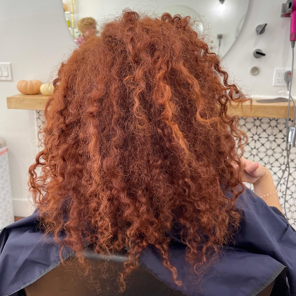 BounceCurl's tweet image. These ginger curls got the royal treatment today! 🔥 🧡

🤍Styled with BounceCurl 
-Leave-In 
-Light Cream Gel
-Hairspray 

Thank you for sharing with us we love your results 

#definedcurls #healthycurls #treatyocurls  #curly  #urbanbloomcurls #tempe #asu( #📷 @urbanbloomcurls )