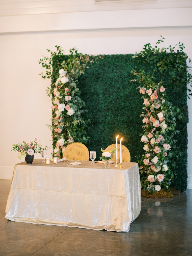 PickerSisters's tweet photo. Loving our Boxwood Wall Backdrop used in this way, it's stunning! https://t.co/IMVIsWBlWL