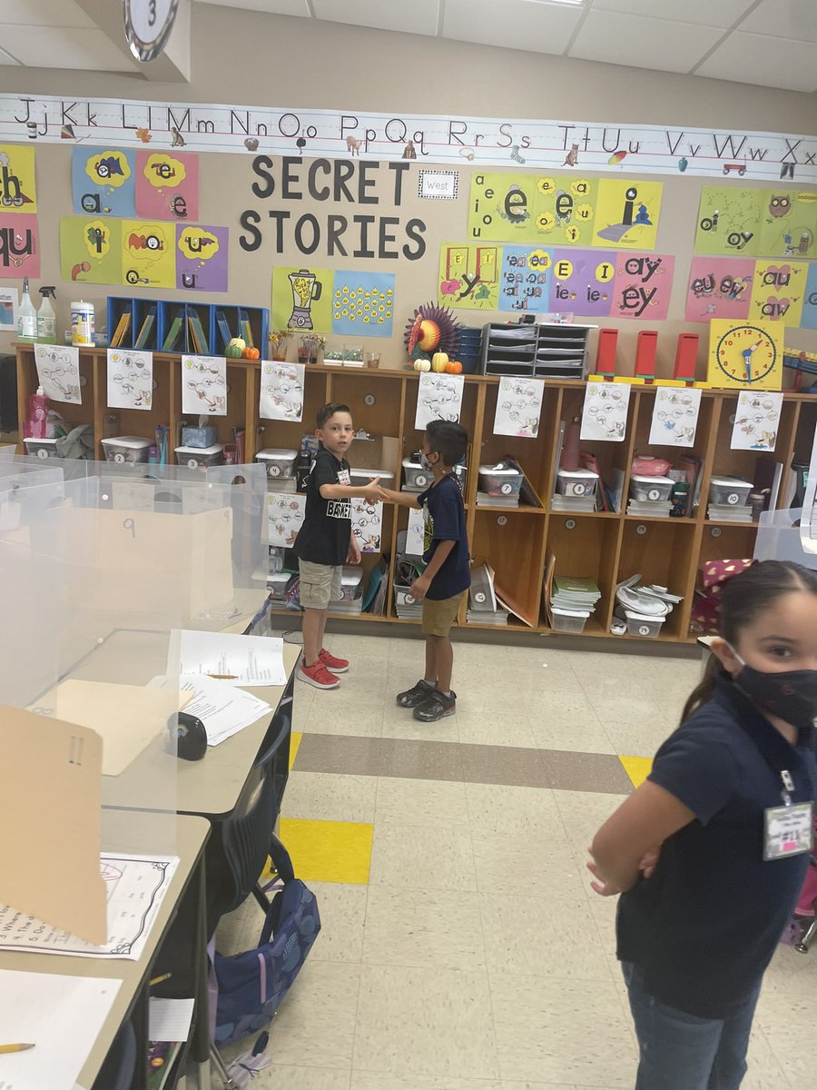 greenwood_ana's tweet photo. A taste of @KaganOnline in Mrs. Molina’s first grade class! 🤩🤩🤩 @DRE_Hurricanes #DREkaganstructures https://t.co/oGkYrQA4Jp