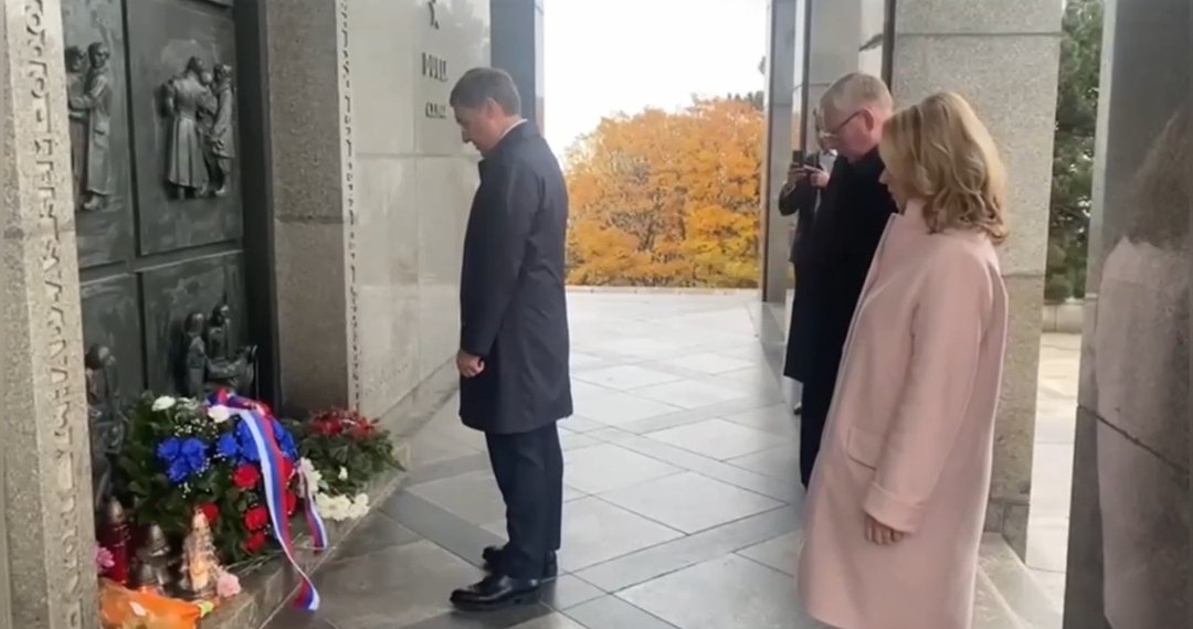 🎖Валерий Фальков возложил цветы к военно-мемориальному комплексу «Славин» в память о советских солдатах, павших за освобождение Братиславы во время Второй мировой войны.

Здесь похоронены 6845 красноармейцев.