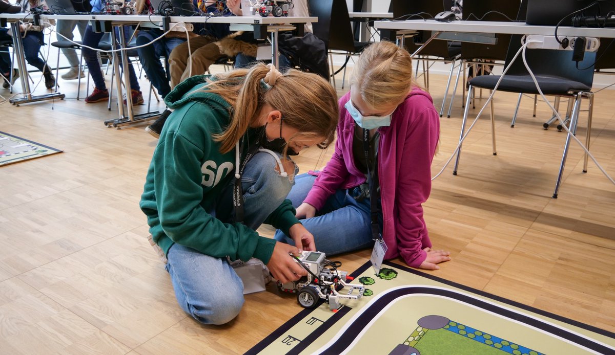 hslu's tweet photo. Immer mehr #Informatik-Workshops speziell für Mädchen, zudem mehr spannende #MINT-Angebote für Boys und Girls: Unser Departement Informatik fördert den Nachwuchs – neu mit regelmässigen #Roboter-Workshops und dem Verleih von LEGO-Robotern. #hslu https://t.co/z4WoWcxqhv @hslu_mint https://t.co/95mXg22HRH