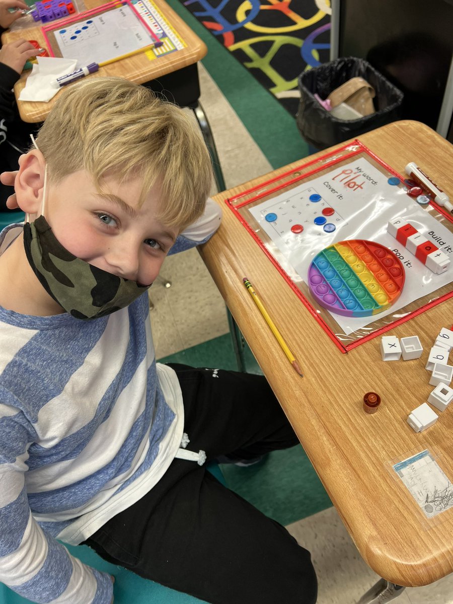 MrsAshinsky's tweet photo. We love practicing words by building, covering, and popping them! https://t.co/t6XjN5P6eD