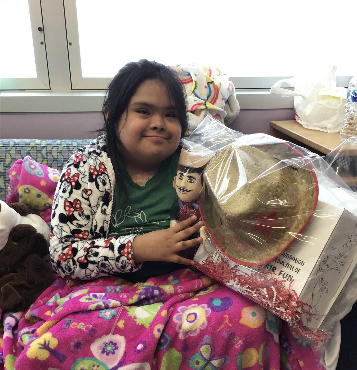 carsonleslie3's tweet image. To us, these smiles from our special #StateFairOfTexas Hearts of G💛LD Hootenanny are EVERYTHING! 

Thank you again to everyone who brought a little #FairMagic to the kids who are battling cancer at @childrens, with special thanks to Caroline Syler &amp;amp; @FletchersDogs!