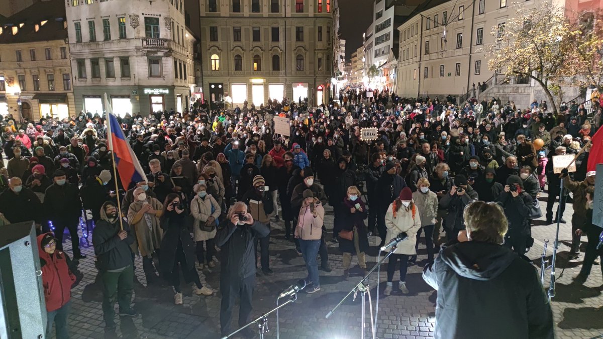 kosmacg's tweet photo. Jenull: Naucili smo se, da se lahko zanesemo le na povezano in složno civilno družbo.  Gaja Brecelj, Umanotera: Referendum o vodah je pokazal, da obstaja velik konsenz glede ohranitve narave. Glas ljudstva glede podnebne krize pričakuje ukrepanje! @rtvslo #petkovprotest https://t.co/EYBd0skEQk