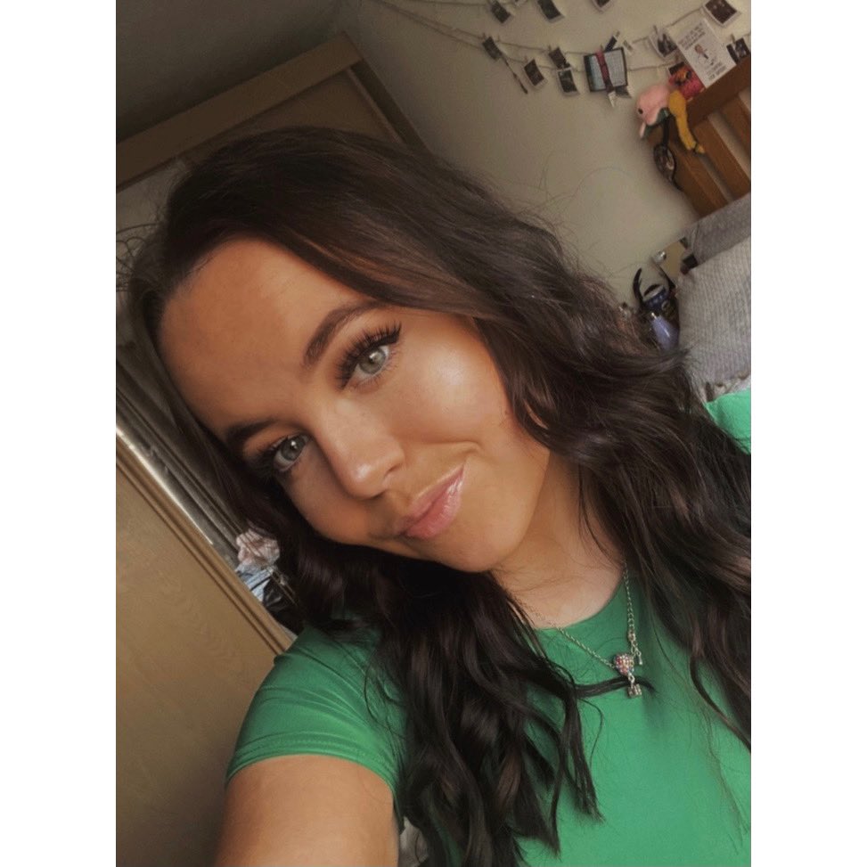 Long time no see angels, I hope you are all doing okay!!!! I died my hair dark which was A CHANGE but we growing up 👸🏻🧚🏻👑💛