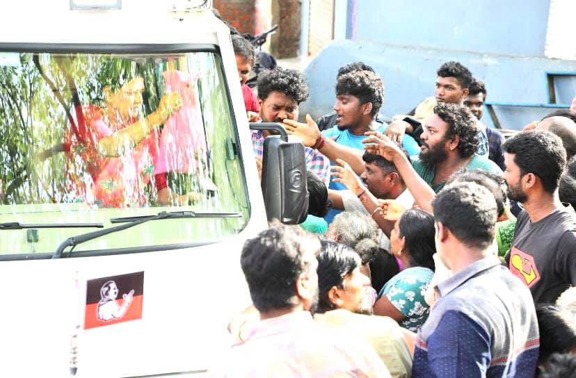 SvsMaharani's tweet photo. சென்னையில் மழையினால் பாதிக்கப்பட்ட #தேனாம்பேட்டை, #கோட்டூர்புரம், #சைதாப்பேட்டை, #ஒட்டேரி, கே.கே.நகர் ,#வடபழனி உள்ளிட்ட பகுதிகளில் மக்களை சந்தித்து குறைகளை கேட்டறிந்த  #அதிமுக பொதுச்செயலாளர் #புரட்சித்தாய் வி.கே.#சசிகலா அம்மா, நலத்திட்ட உதவிகளையும் இன்று வழங்கினார் .🙏(1/3) https://t.co/iFqoOYEQGW