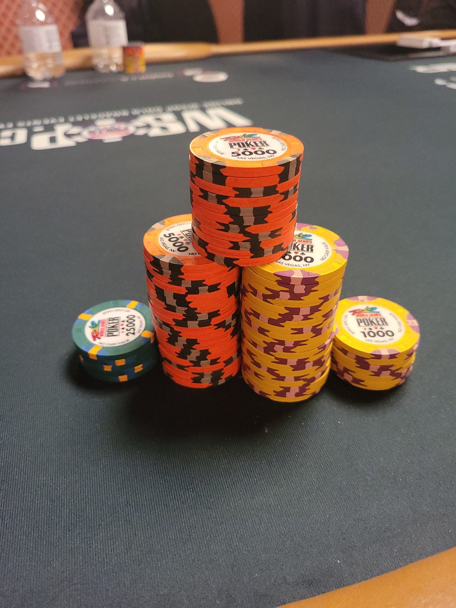 WeilatWSOP's tweet photo. Money bubble finally broke at 1:30 am! Bagged these 307,000 chips to prep them for Day 4 (at high noon today) #WSOPMainevent #rungood https://t.co/sBlj30WtyY