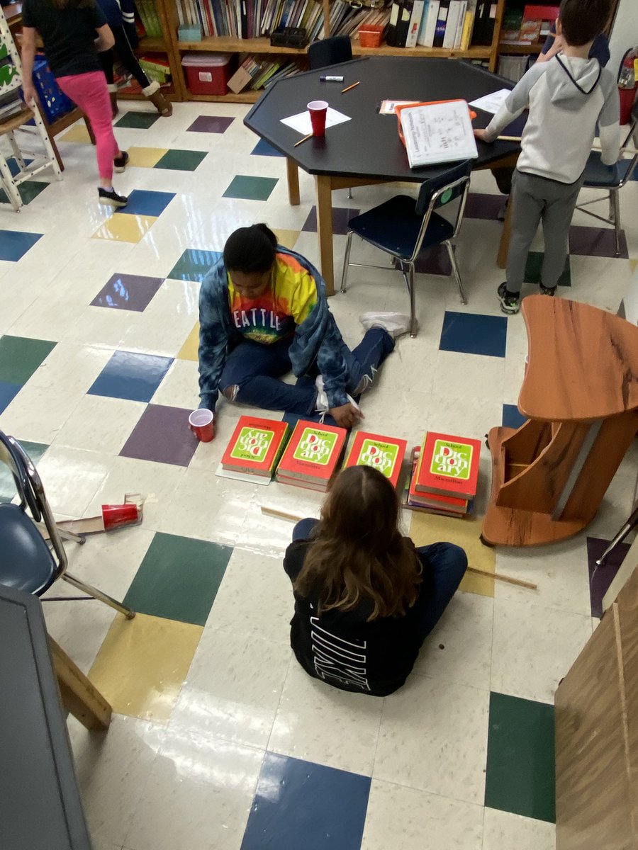 jangr6's tweet photo. GOOD VIBE Friday. Learning through STEM. #spoofhoundpride #5thgradersRock https://t.co/aoVKziHQiC