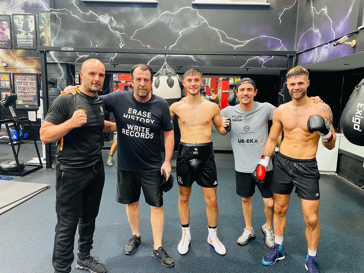 TeamKirkBoxing's tweet photo. Big thanks again to @GallaghersGym for having us today π Thanks @jmoorcroftboxin for the rounds π₯ Great gym π @ant_crolla cheers pal appreciated, catch up soon #boxing @TashaJonas #TKB #TheCaptain #TeamKirkBoxing #2-0 @OfficialAvpi @paulryanfitness @BrynWoodlands https://t.co/Bjw2buyXq1