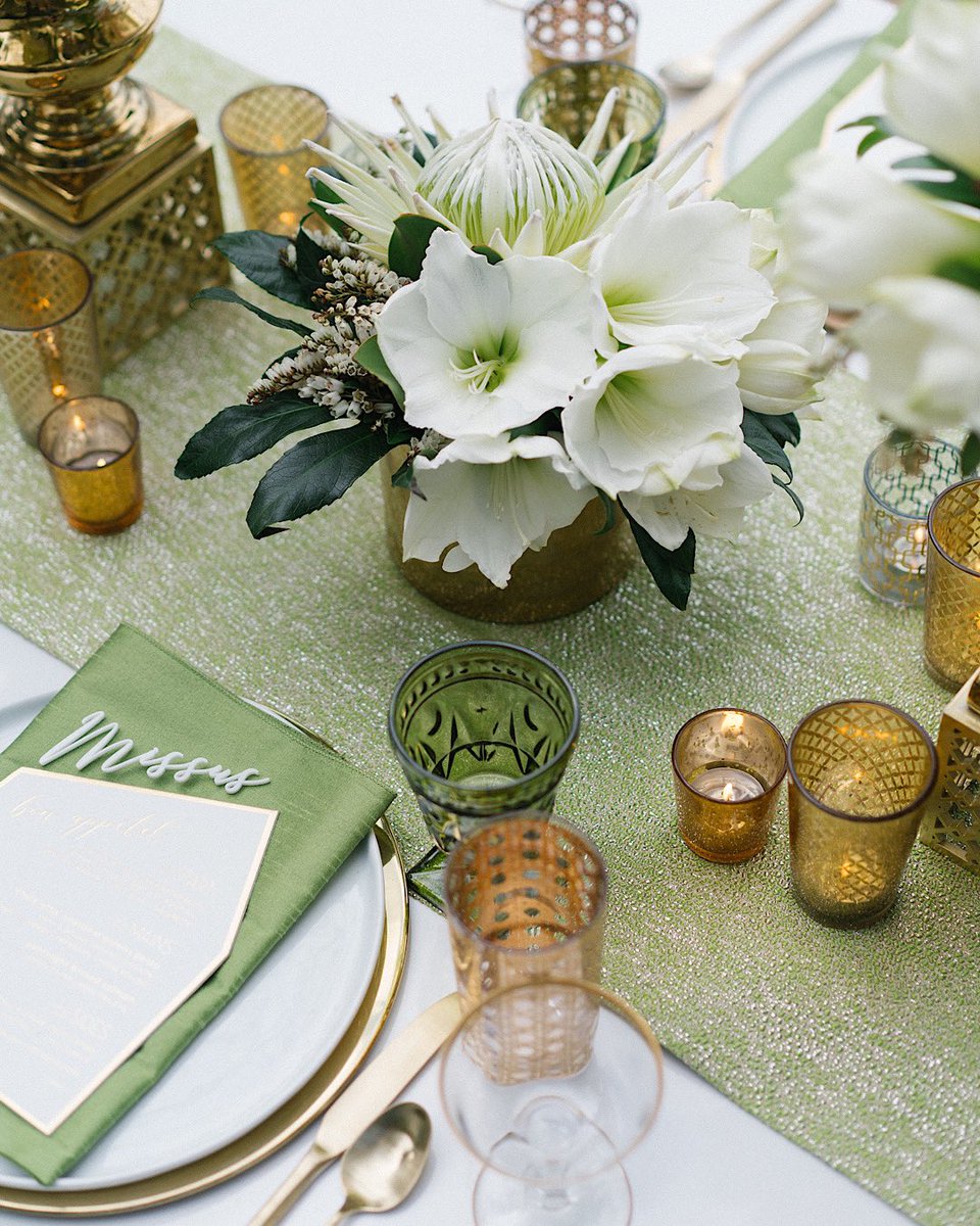 destinationido's tweet image. This Palm Springs photo shoot is all about geometry – from the pentagon-shaped ceremony arch to the intricately patterned chairs and centerpieces. 

📸: @jamesandschulze 
👨🏼‍💻: @brownhotevents 
📍: @colonypalmshotel 
🎬: @bridalbar
💐: @isariflowerstudio