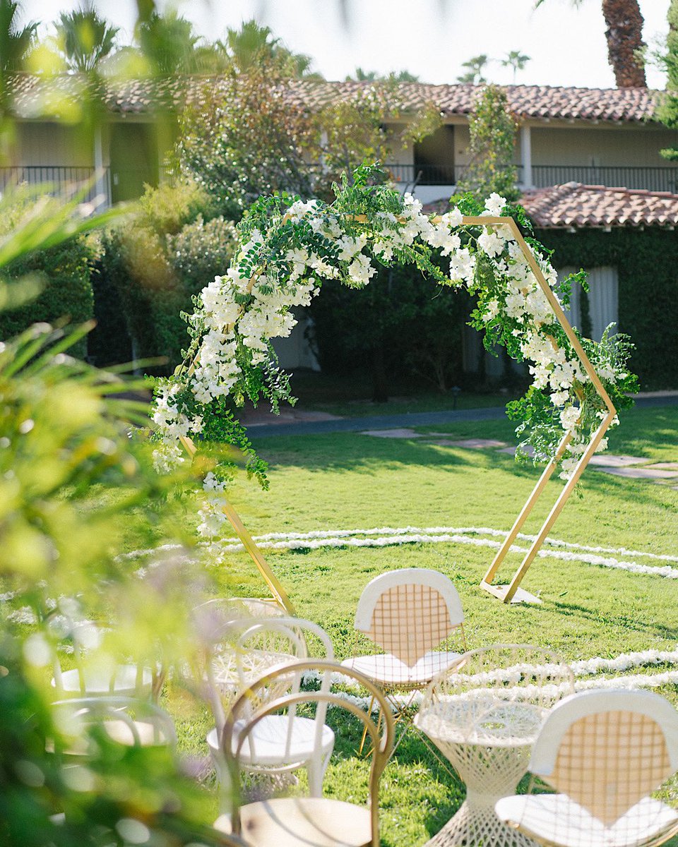 destinationido's tweet image. This Palm Springs photo shoot is all about geometry – from the pentagon-shaped ceremony arch to the intricately patterned chairs and centerpieces. 

📸: @jamesandschulze 
👨🏼‍💻: @brownhotevents 
📍: @colonypalmshotel 
🎬: @bridalbar
💐: @isariflowerstudio