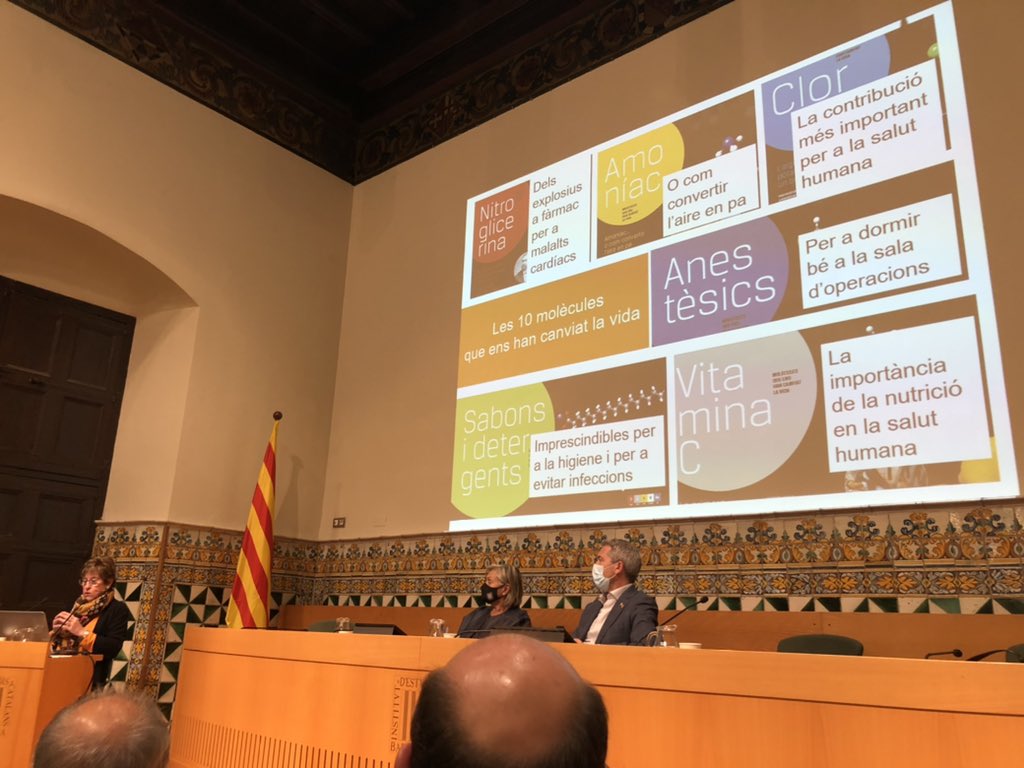 scq_iec's tweet photo. La Pilar González fa un passeig ràpid per les 10 molècules que ens han canviat la vida: nitroglicerina, amoníac, clor, anestèsics, sabons i detergents, vitamina c, penicil·lina, diòxid de silici, polietilè i cisplatí. #expomolecules #SC21CAT #Química @iec https://t.co/fM7H3qv9e8