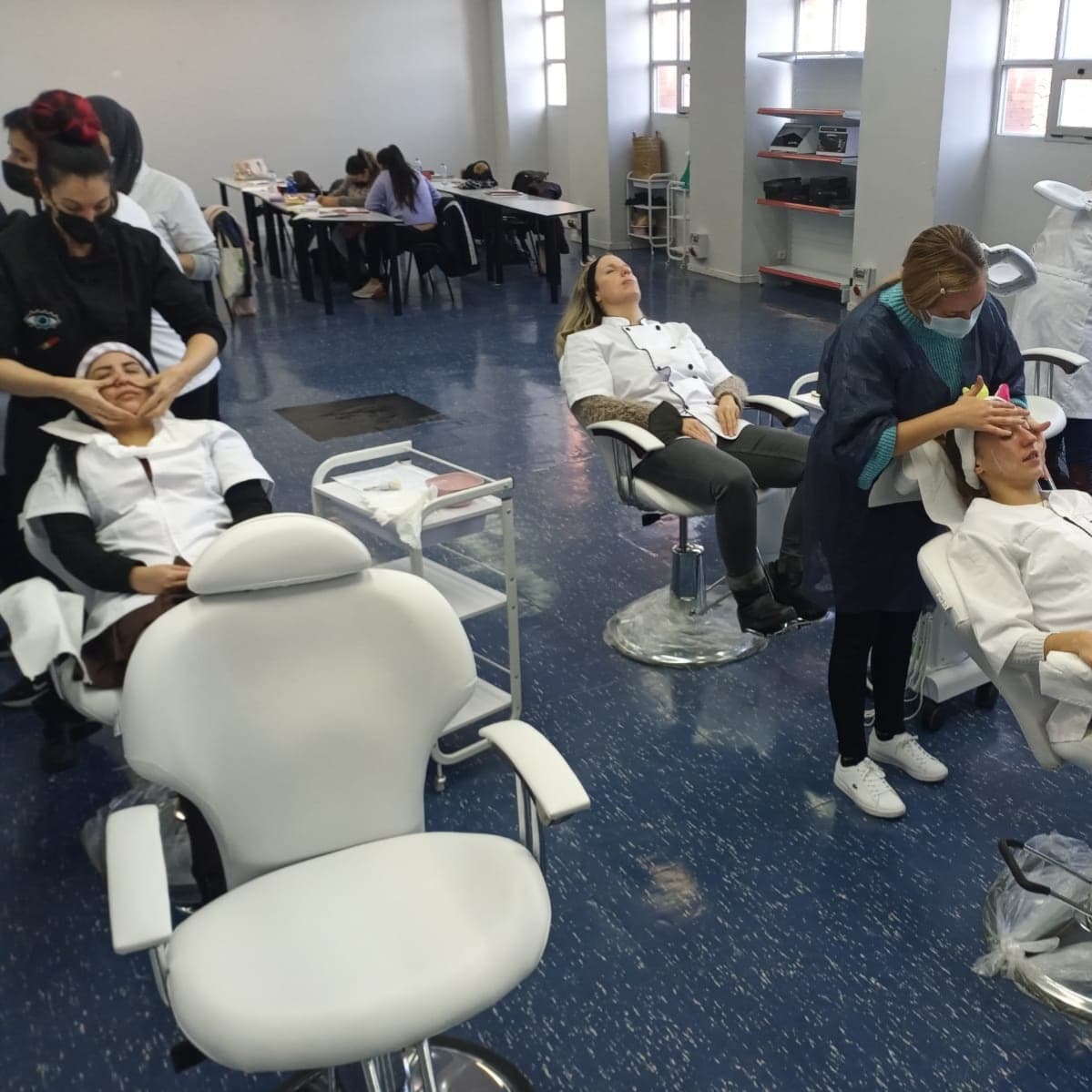 NaforlanNavarra's tweet photo. Como dice nuestra profesora: "¡Es viernes, y nuestra piel lo sabe!" 
Hoy, en el Certificado de profesionalidad de Servicios estéticos de higiene, depilación y maquillaje, subvencionado por @empleo_na, hemos empezado con tratamientos faciales completos
#Formación #Estética #Empleo https://t.co/r5dVhJQtLz